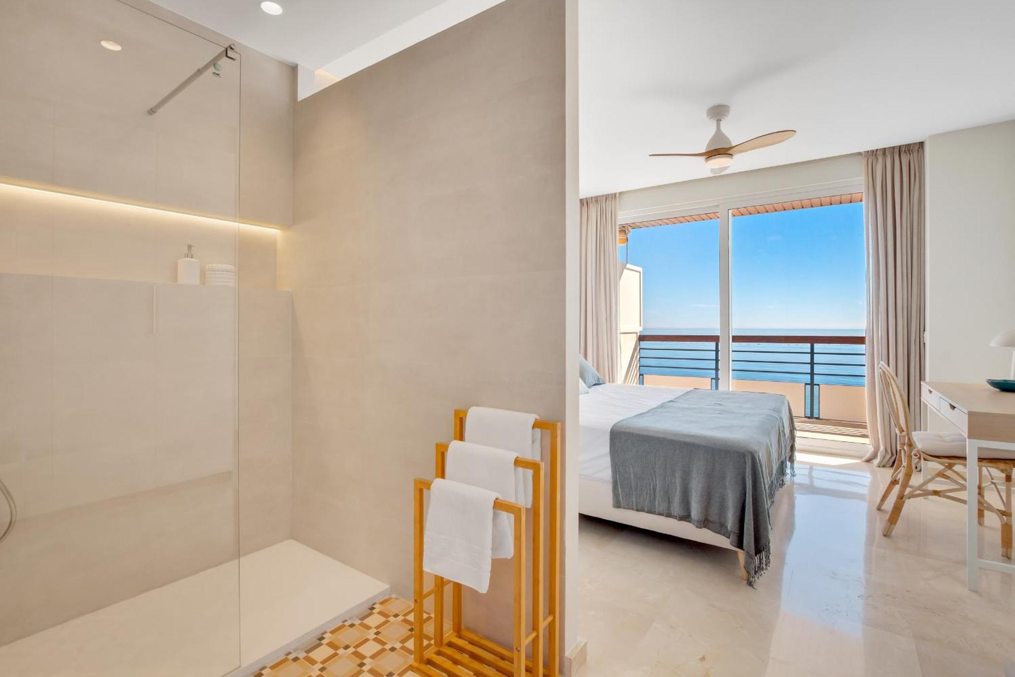 Santa Clara Modern & Exclusive Seafront Apartment Torremolinos Bagian luar foto